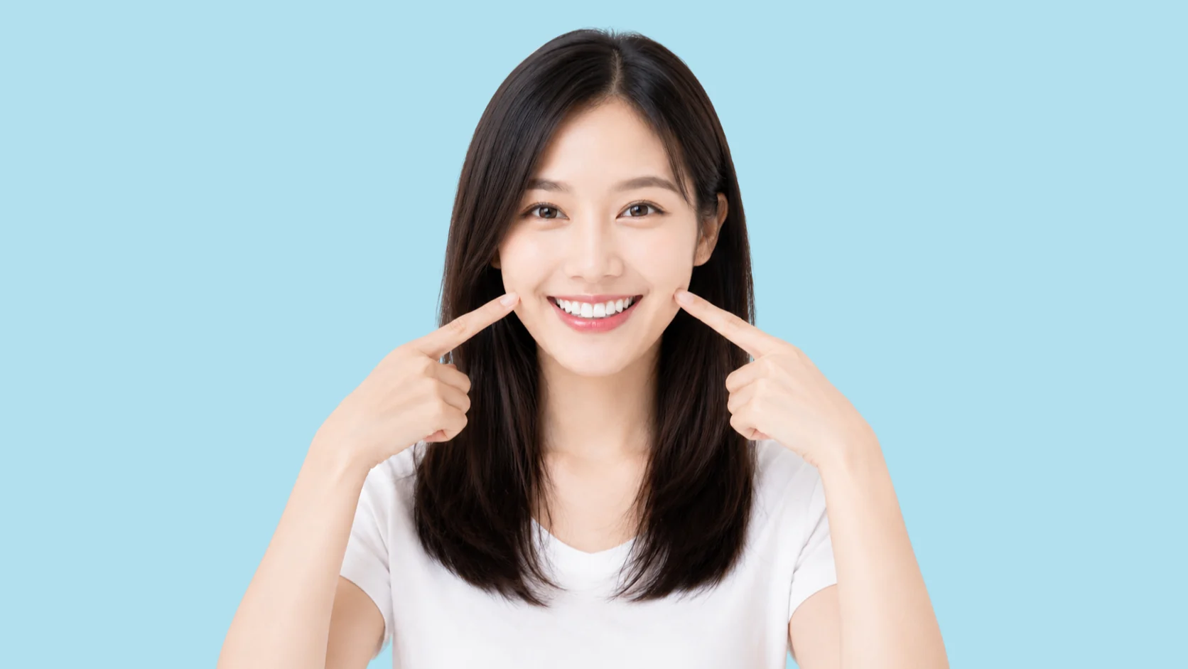 Smile White 用家指住自己潔白整齊的牙齒微笑