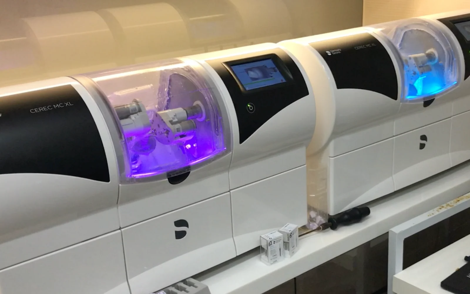 診所自設工場的 Dentsply Sirona CEREC MC XL 研磨機正在研磨全瓷牙貼
